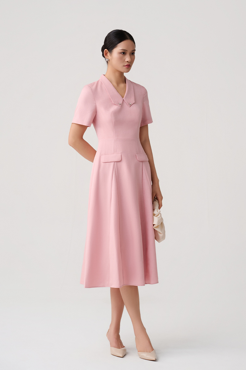 Đầm xoè lá cổ bẻ hình thoi nắp túi giả Đầm xoè lá cổ bẻ hình thoi nắp túi giả