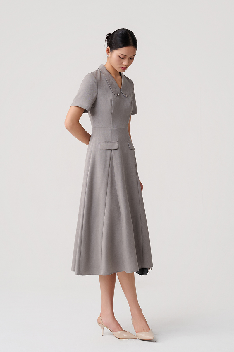 Đầm xoè lá cổ bẻ hình thoi nắp túi giả Đầm xoè lá cổ bẻ hình thoi nắp túi giả