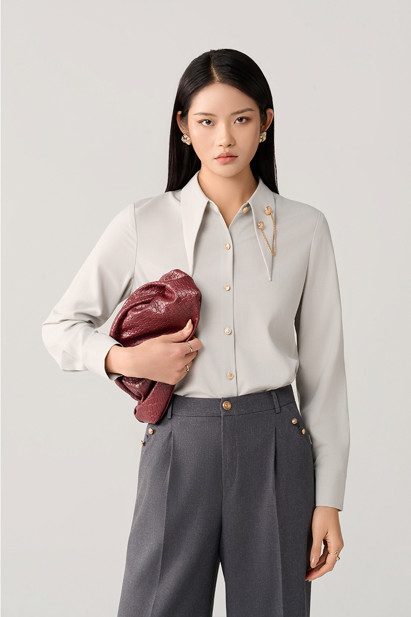 Sơ mi DT lá cổ nhọn đính cúc trang trí Sơ mi DT lá cổ nhọn đính cúc trang trí