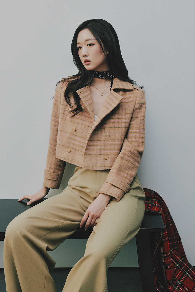 Quần suông can dọc thân cạp đè bong Áo khoác dạ ngắn 2 hàng cúc cá vai