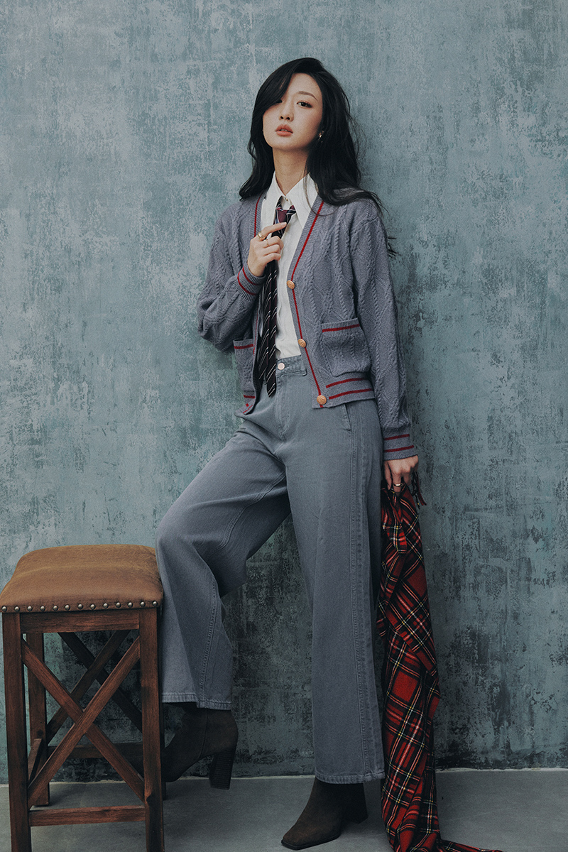 Áo khoác len túi ốp bo phối kẻ Quần jean suông can sườn túi dọc