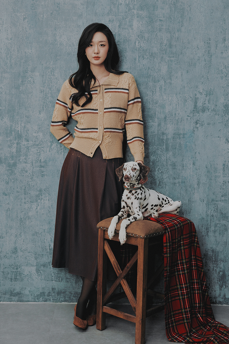 Chân váy xoè xếp ly hông diễu chỉ Áo khoác len vặn thừng dệt kẻ ngang