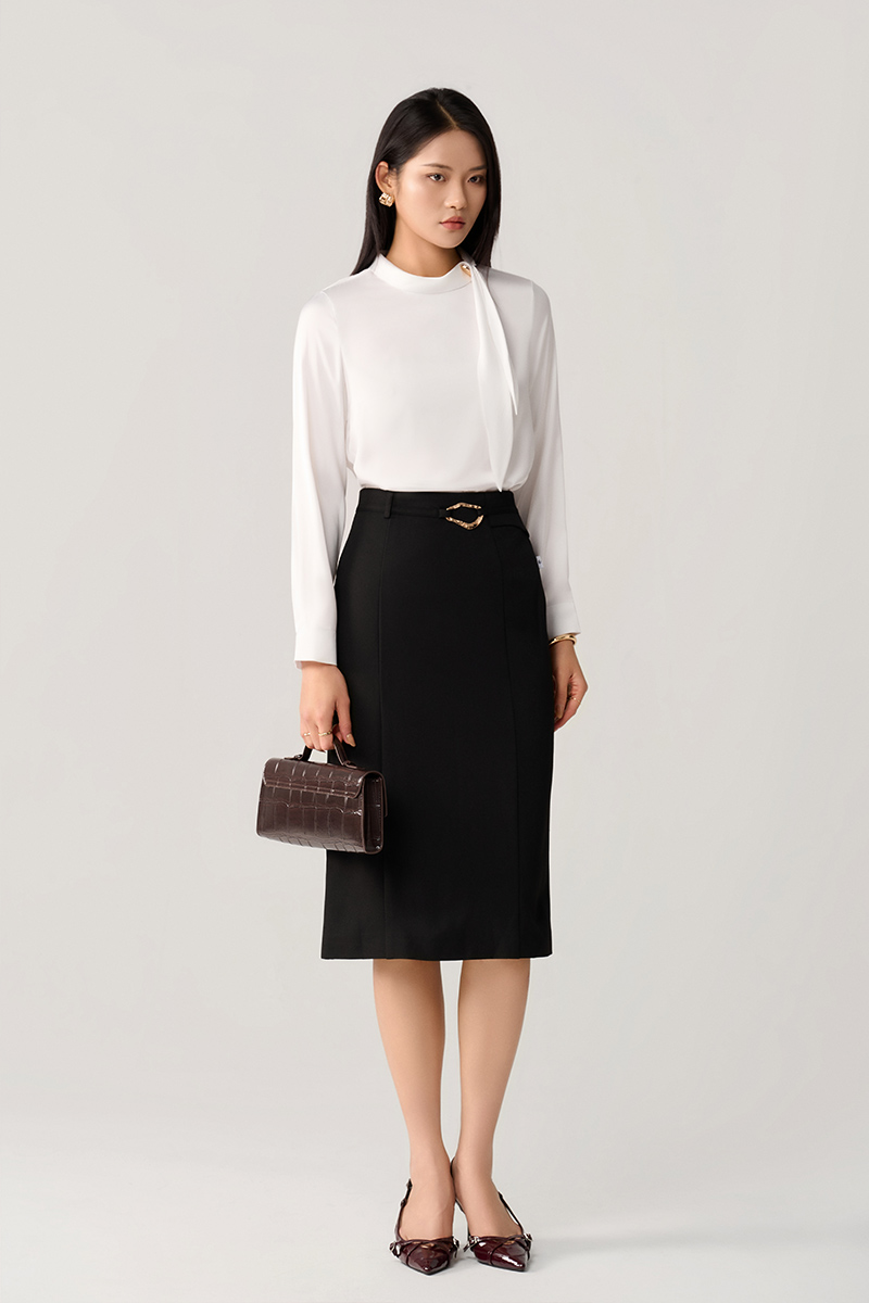 Sơ mi DT cổ nơ lệch, đính cúc Chân váy suông kẹp đai trang trí