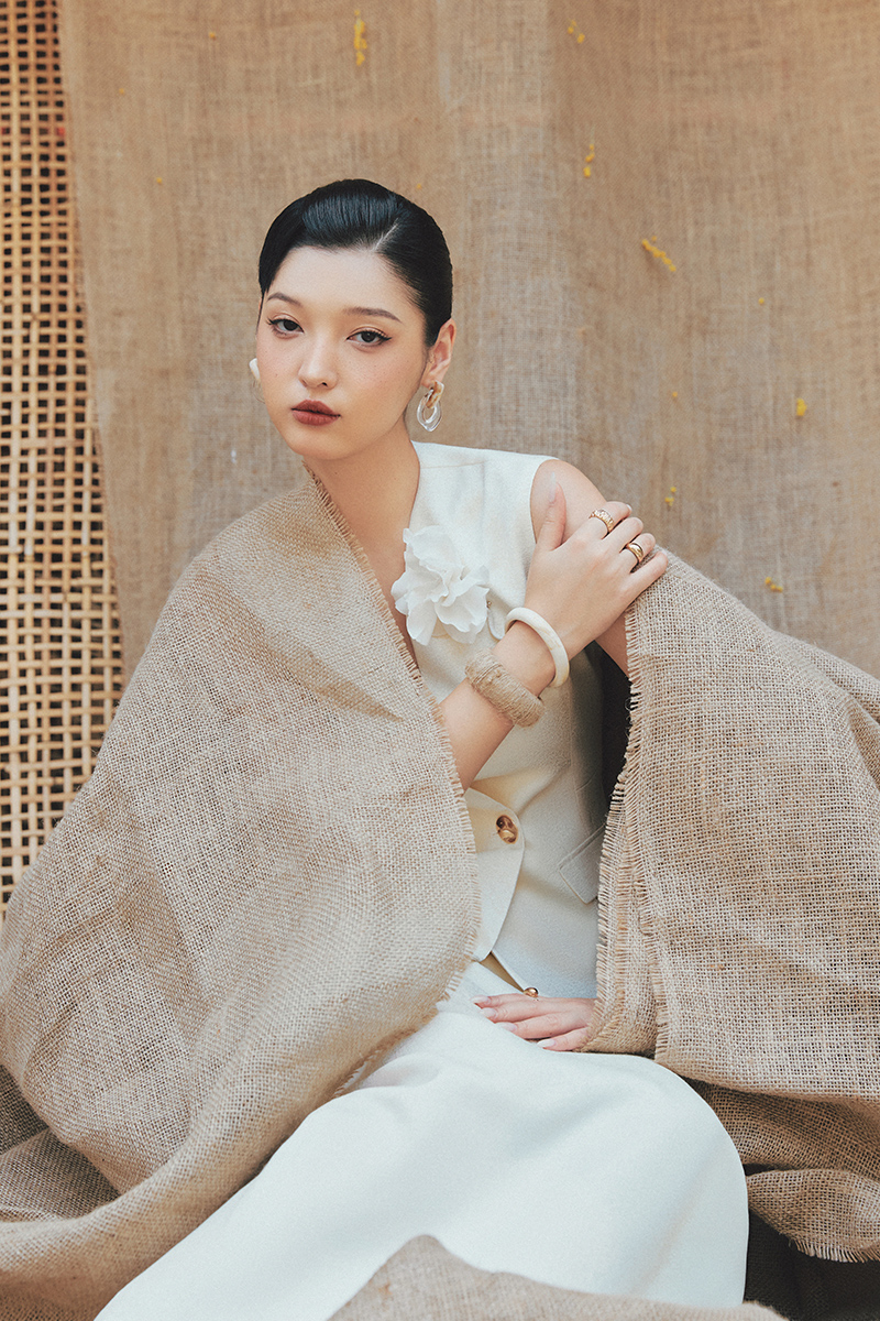 Chân váy dài sườn phối layer xẻ vạt Áo khoác gile ly xúp gấu, ngực cài hoa