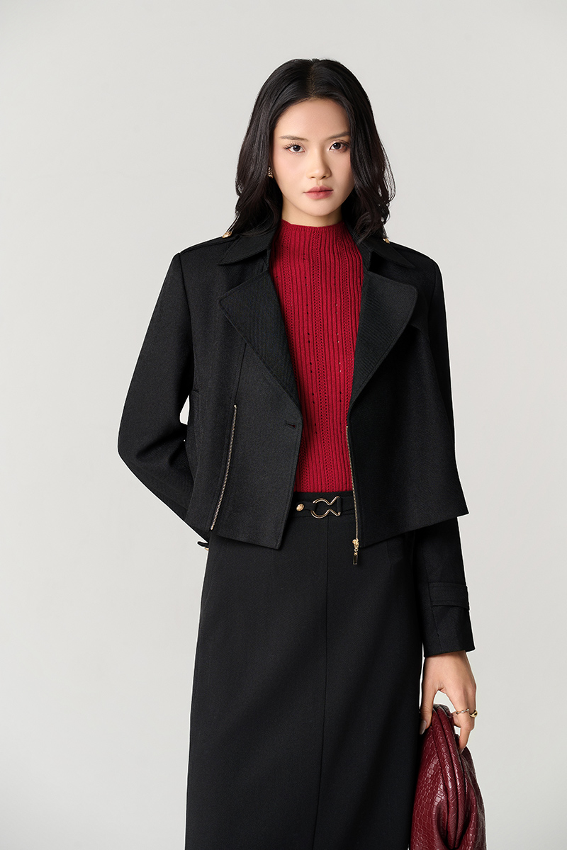 Áo khoác ngắn khoá đồng, túi cơi dọc Áo khoác ngắn khoá đồng, túi cơi dọc