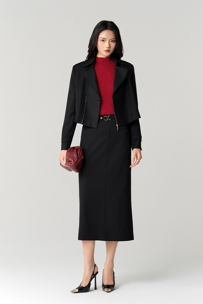 Áo khoác ngắn khoá đồng, túi cơi dọc Chân váy dài đai kẹp sườn đính cúc