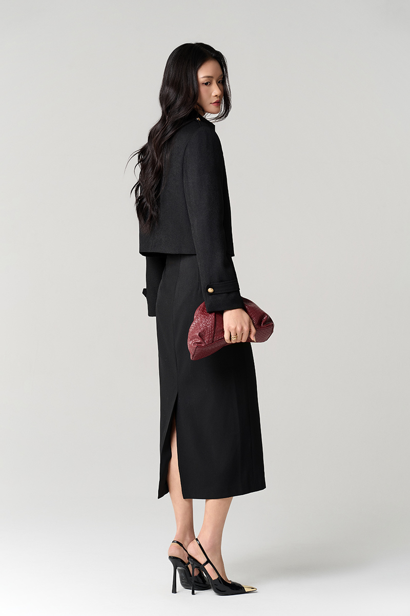 Áo khoác ngắn khoá đồng, túi cơi dọc Áo khoác ngắn khoá đồng, túi cơi dọc