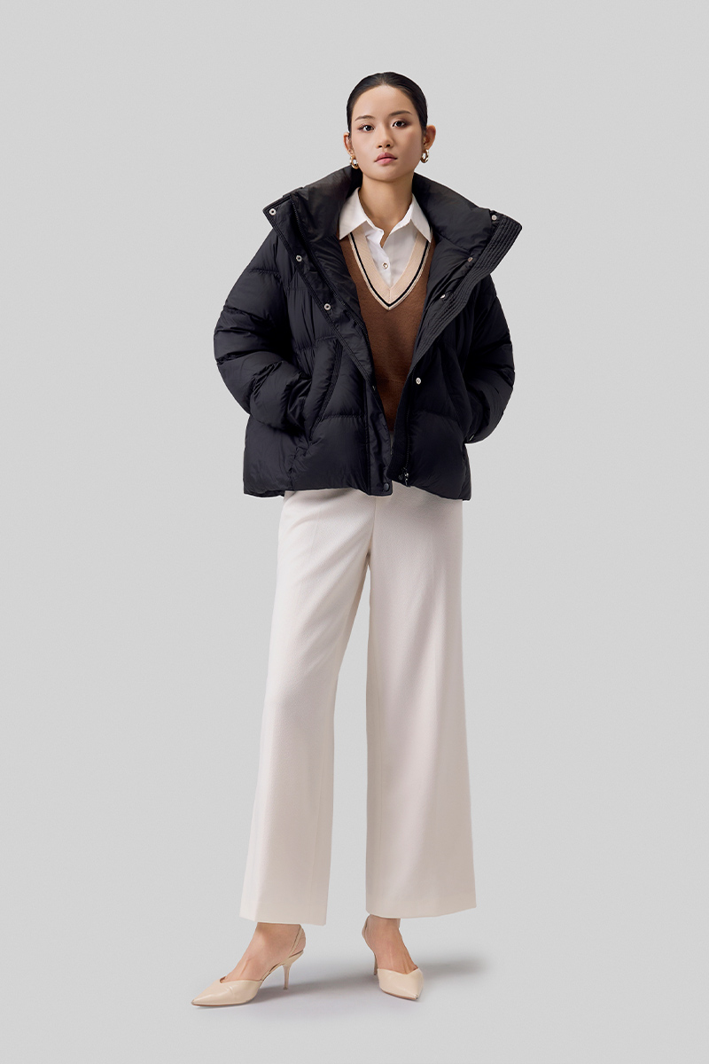 Áo khoác phao dáng ngắn đáp túi cong Áo khoác phao dáng ngắn đáp túi cong