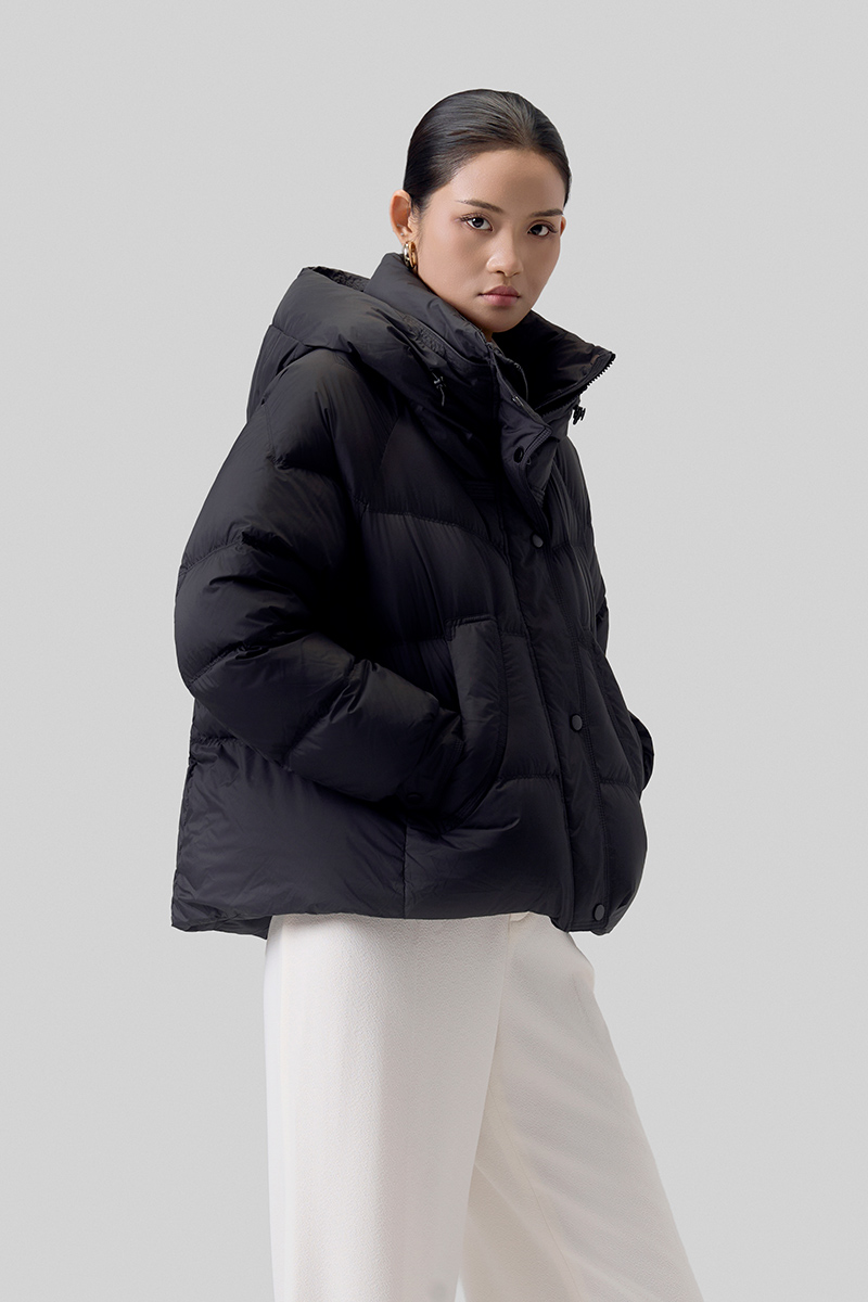 Áo khoác phao dáng ngắn đáp túi cong Áo khoác phao dáng ngắn đáp túi cong