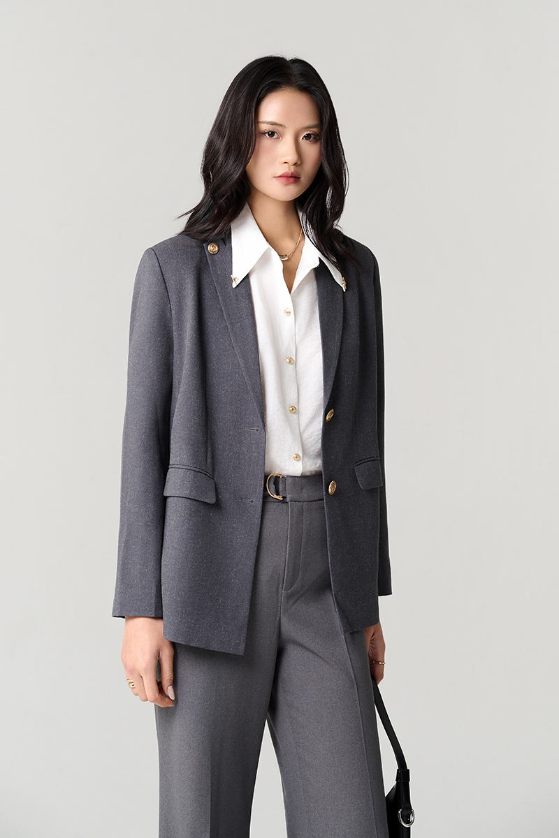 Quần loe cạp luồn đai cài cúc Áo vest suông ve cổ cách điệu