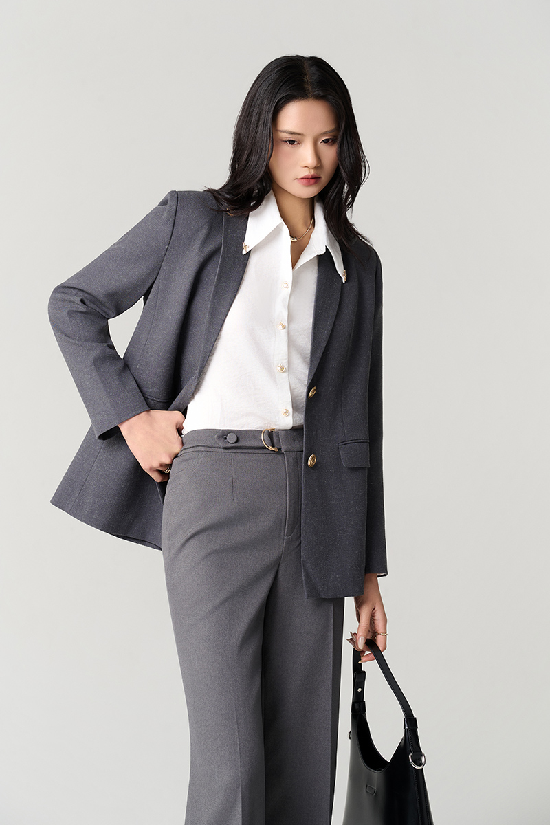 Quần loe cạp luồn đai cài cúc Áo vest suông ve cổ cách điệu