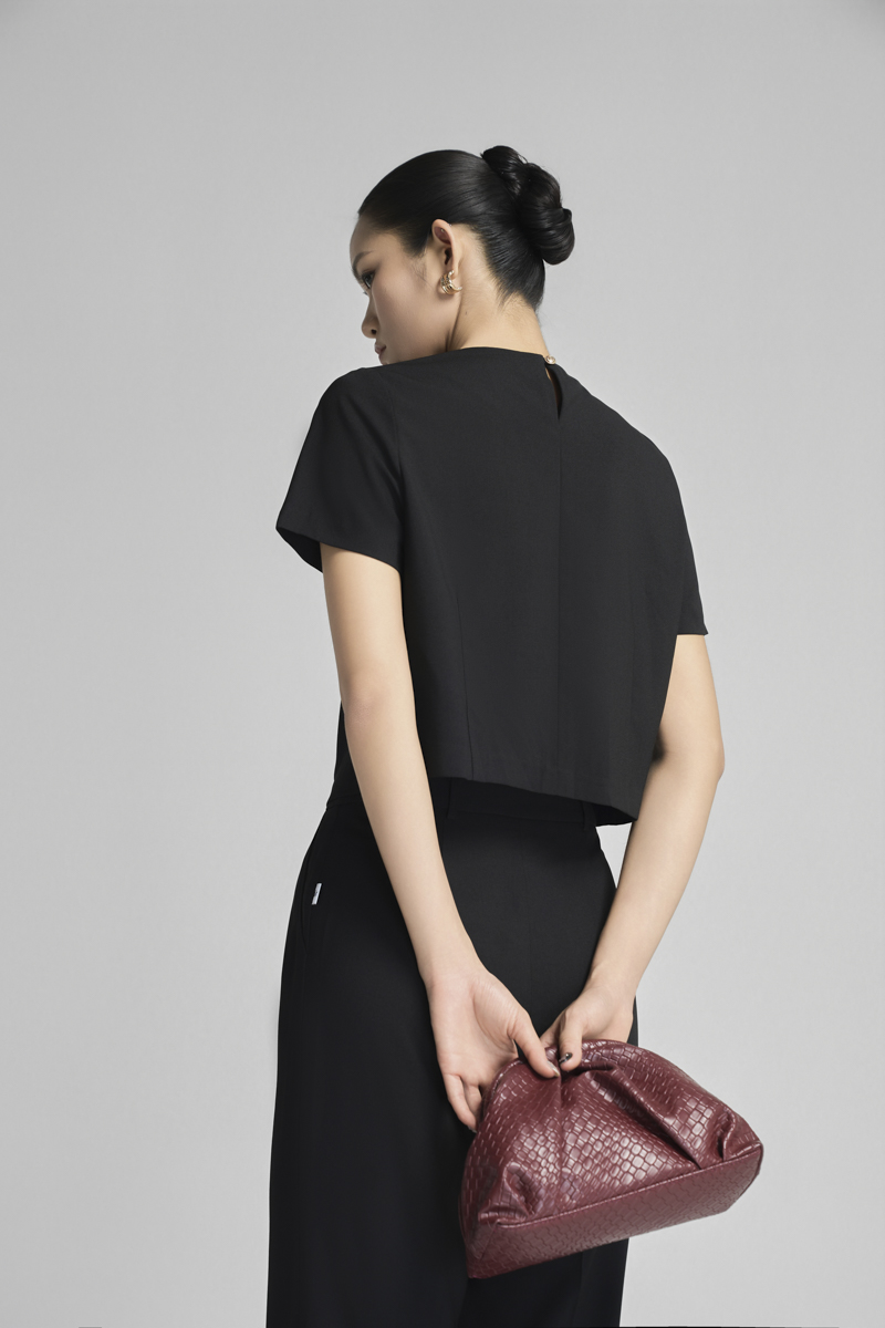 Áo sơ mi kiểu croptop cổ lệch tạo nơ Áo sơ mi kiểu croptop cổ lệch tạo nơ