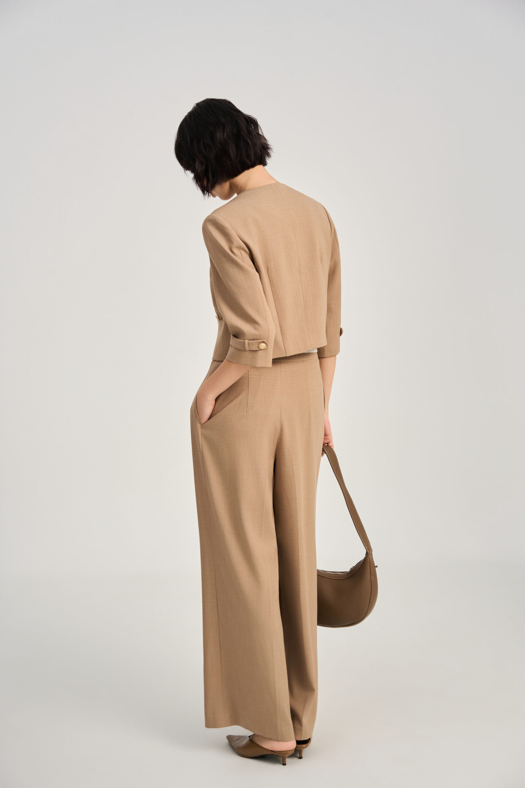 Quần suông ly chéo quai nhê cạp Áo vest croptop tay lỡ cổ V