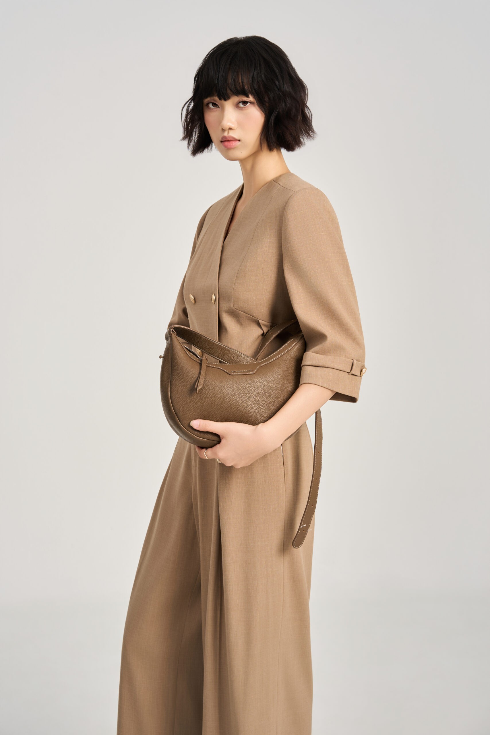 Quần suông ly chéo quai nhê cạp Áo vest croptop tay lỡ cổ V