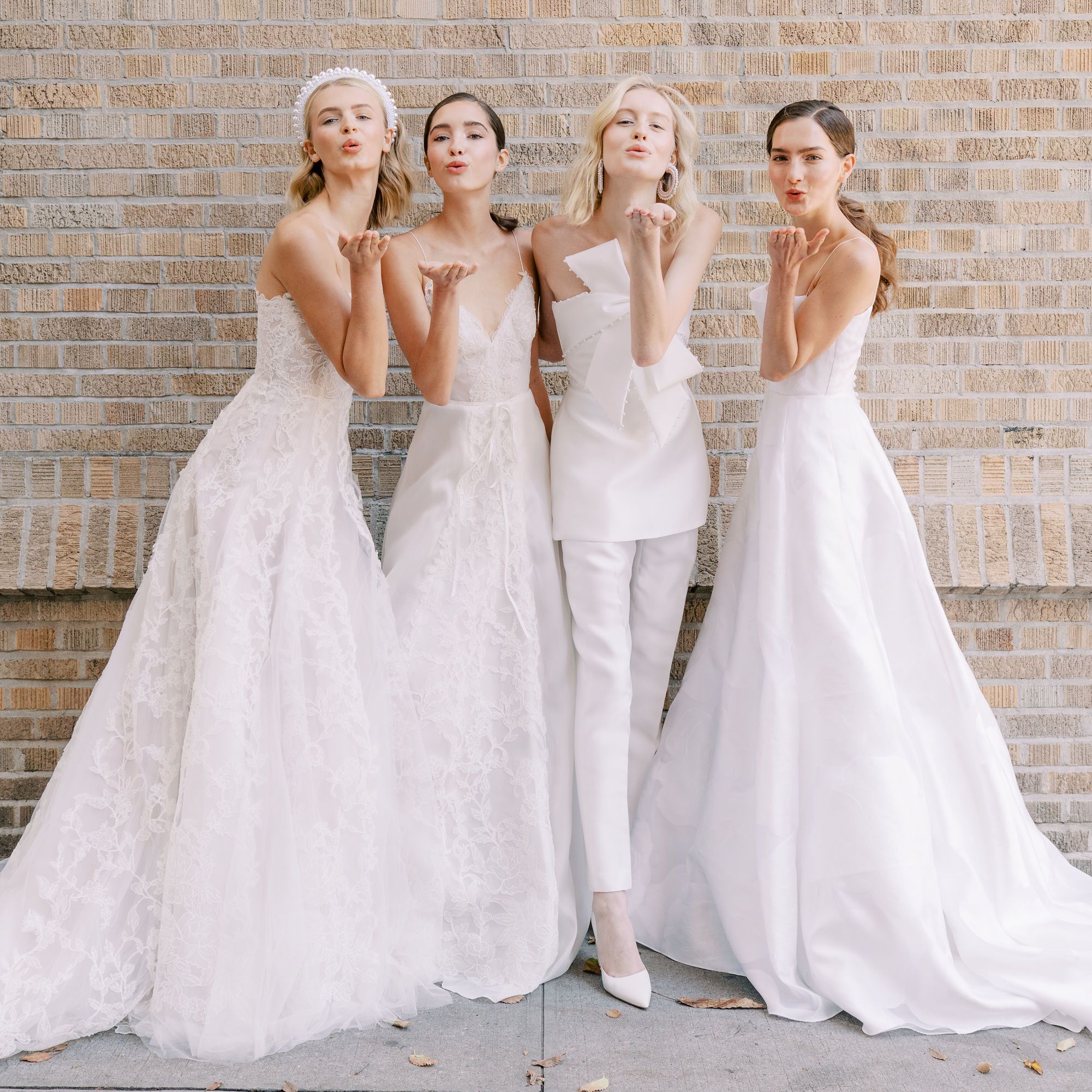 4 kiểu trang phục khiến bạn trông kém duyên khi đi dự tiệc cưới