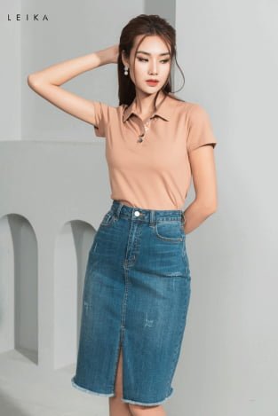 Áo polo với chân váy jeans