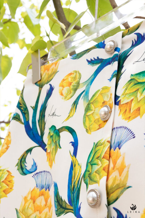 Chân váy in hoa vạt lệch