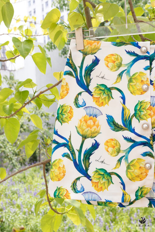 Chân váy in hoa vạt lệch