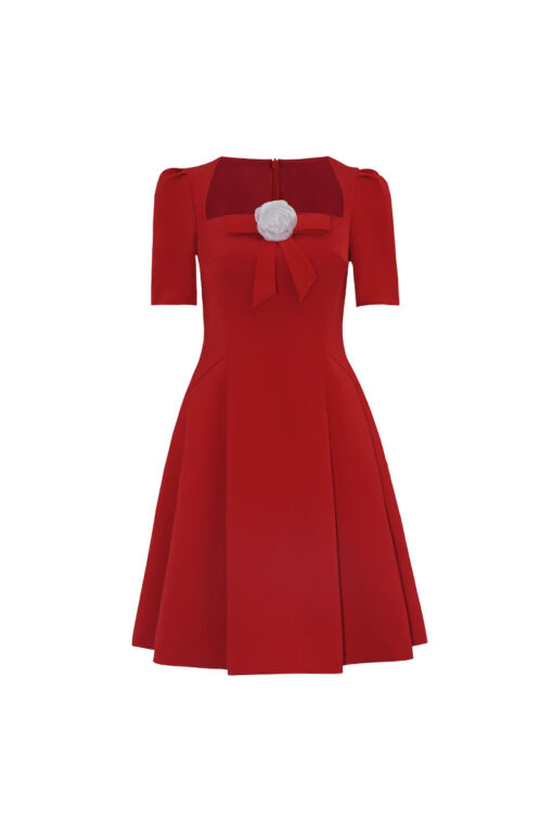 Đầm xoè cổ vuông nơ ngực cài hoa