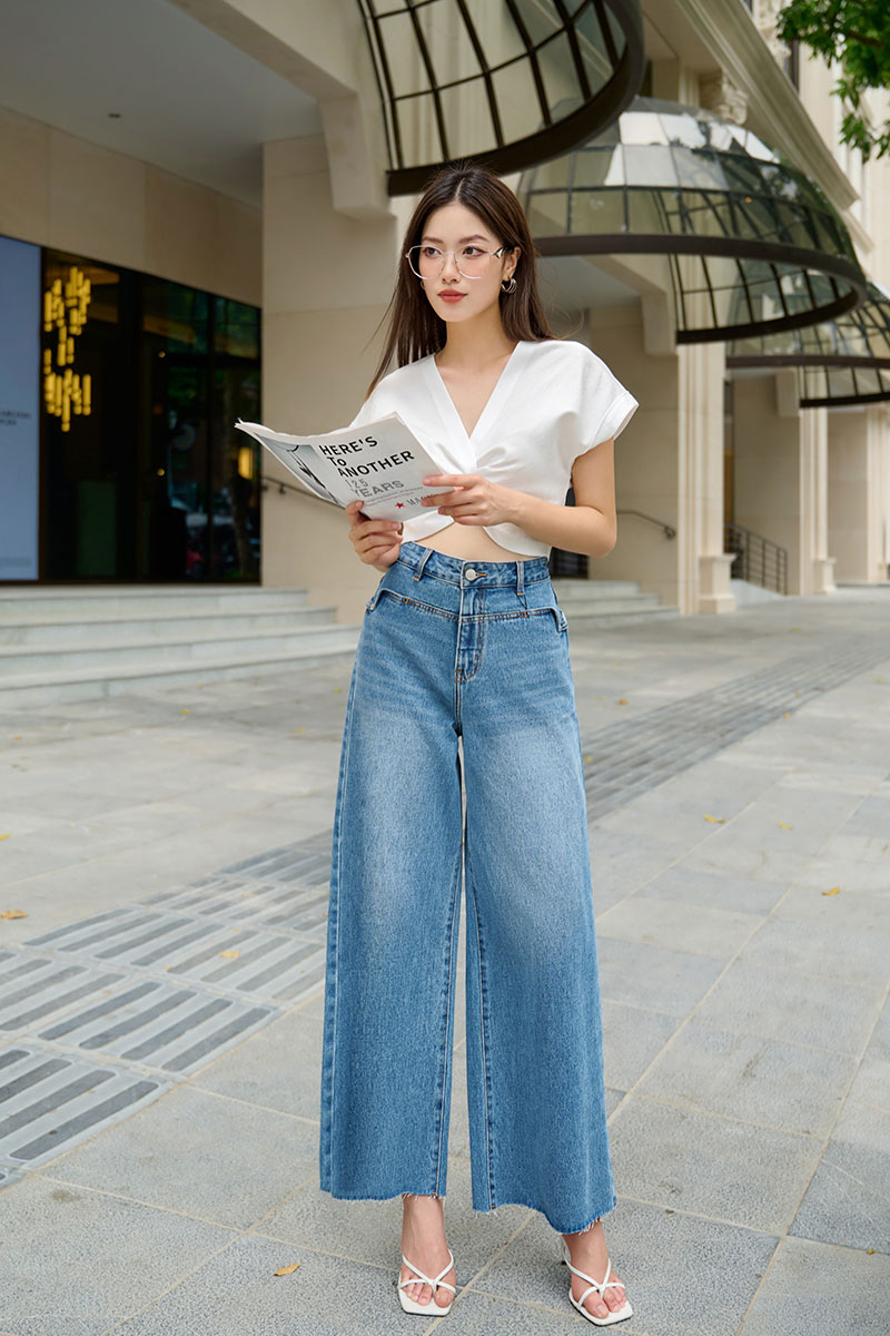 Quần jeans ống suông và áo sơ mi: Công thức cho vẻ ngoài trẻ trung, thanh lịch