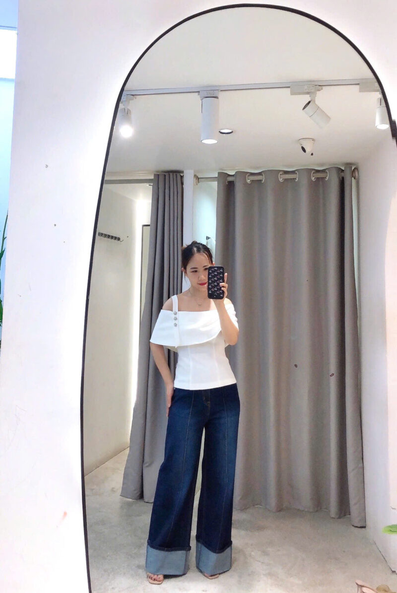 Quần jeans ống suông và áo sơ mi: Công thức cho vẻ ngoài trẻ trung, thanh lịch