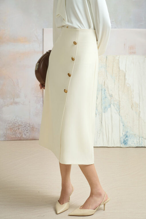 Chân váy dài xẻ trước đính cúc trắng trí