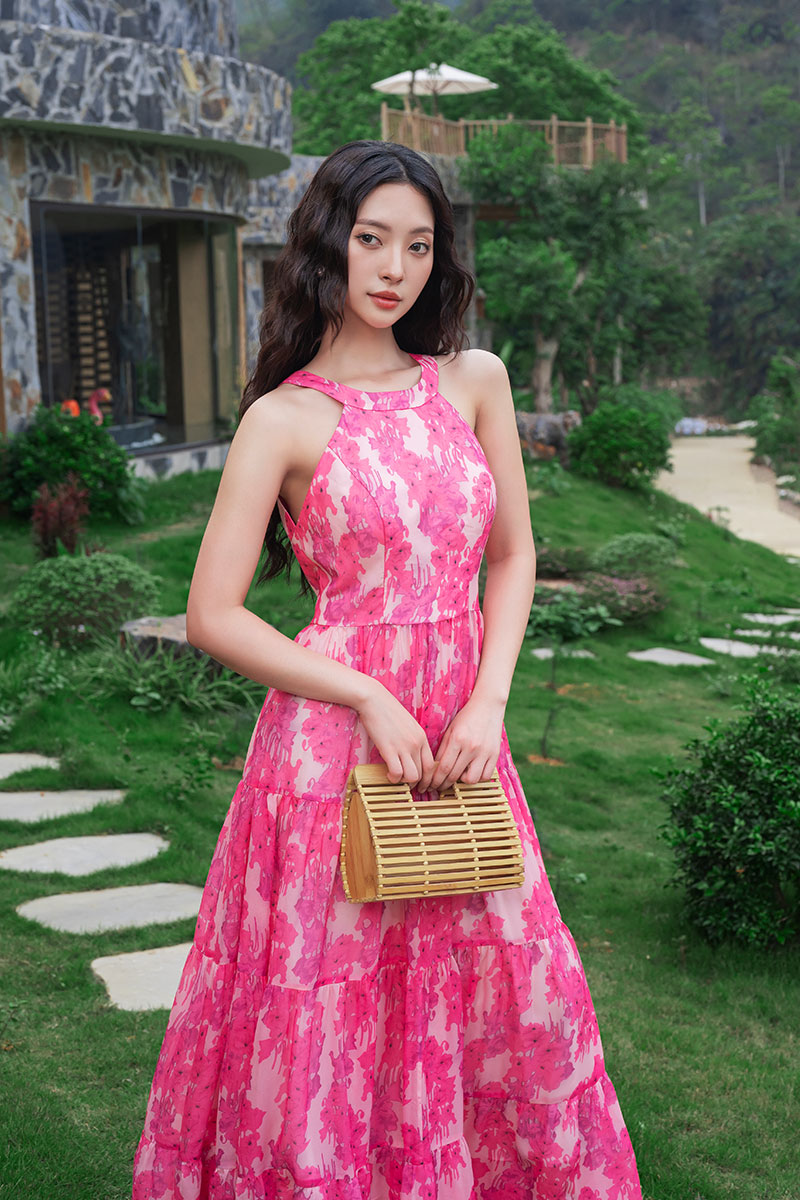 Thời trang hè 2025: Điểm danh 5 xu hướng đang khuynh đảo các sàn runway váy cổ yếm