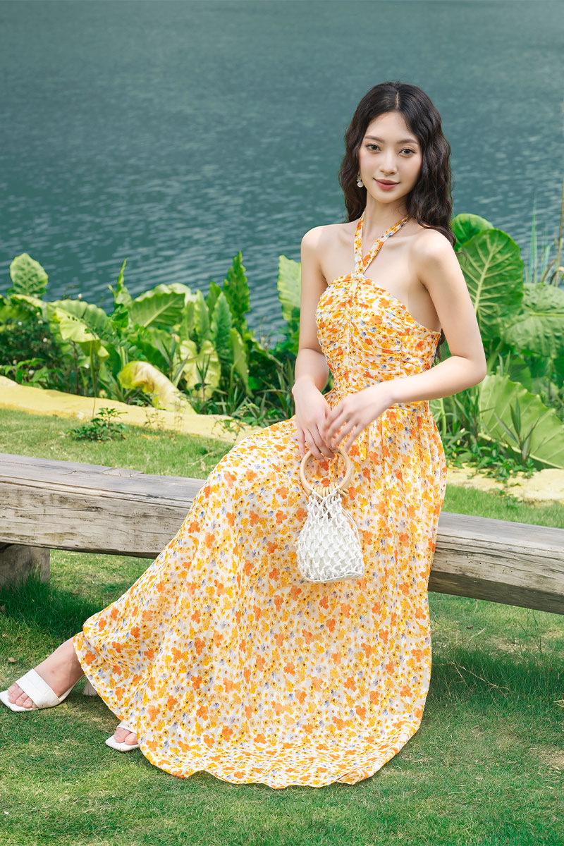 Thời trang hè 2025: Điểm danh 5 xu hướng đang khuynh đảo các sàn runway váy cổ yếm