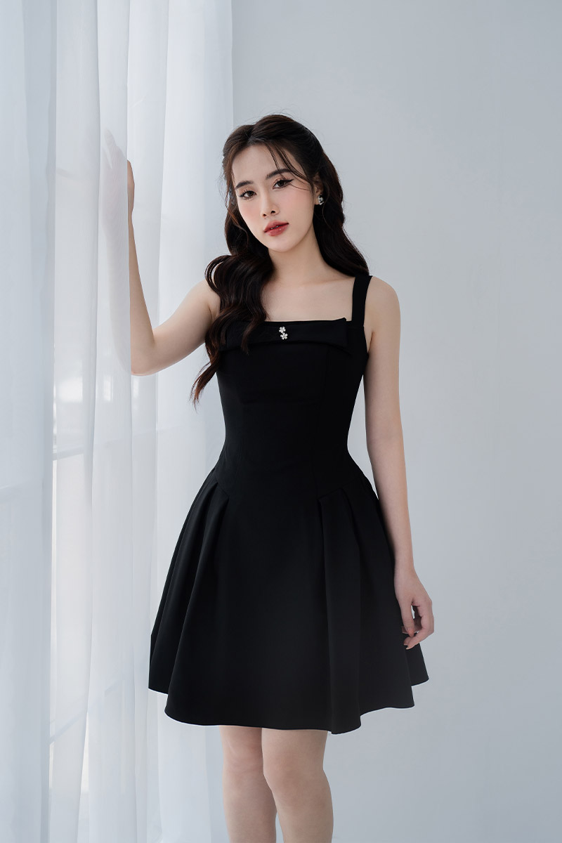 4 cách mặc áo sơ mi sát nách vừa mát mẻ, vừa chuẩn khí chất nàng thơ đầm cocktail