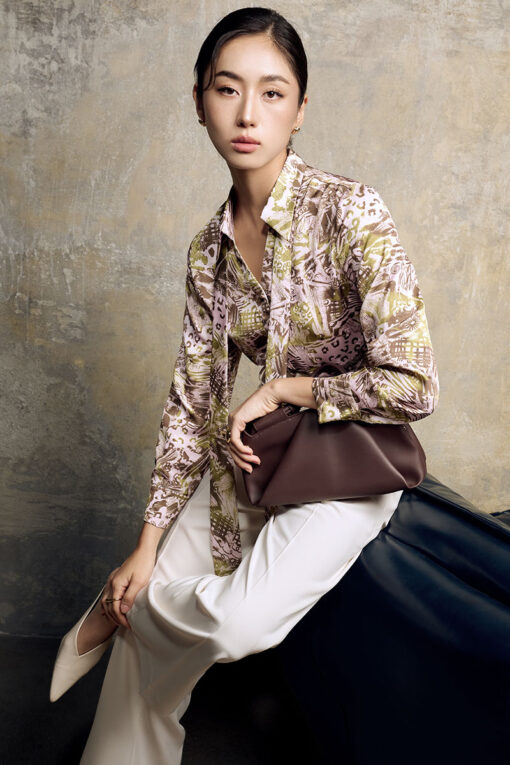 Áo sơ mi họa tiết cổ đức V thắt nơ