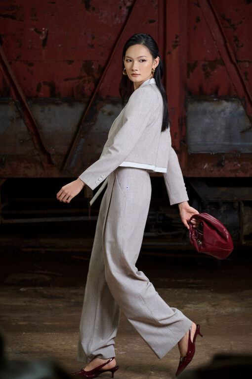 Áo vest dáng ngắn ve cổ phối trắng