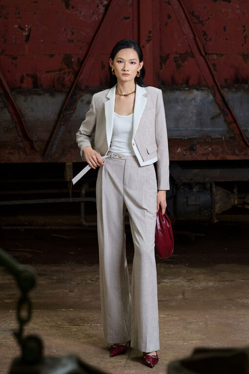 Áo vest dáng ngắn ve cổ phối trắng