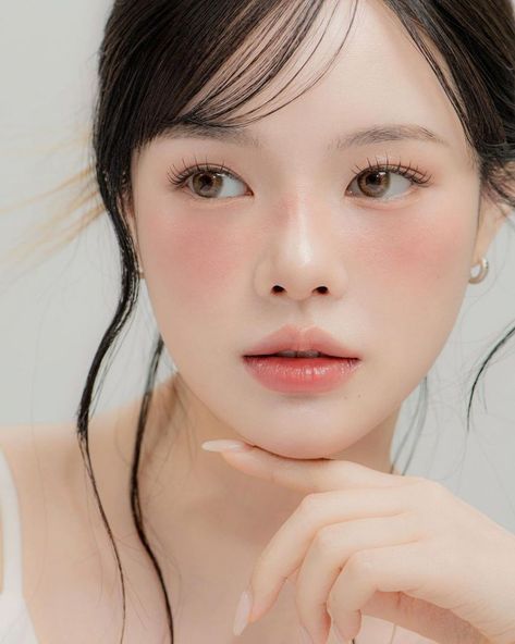 Butterfly cut và 4 tips giữ nếp để tóc đẹp như ở salon các tone makeup nhẹ nhàng