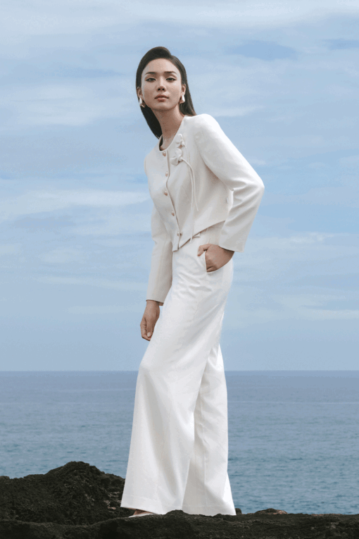 Áo vest cổ tròn 1 hàng cúc đính hoa ngực