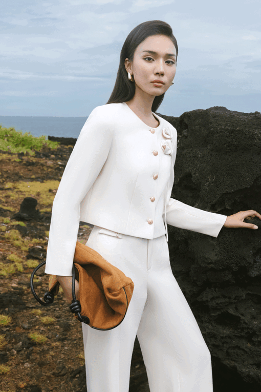 Áo vest cổ tròn 1 hàng cúc đính hoa ngực