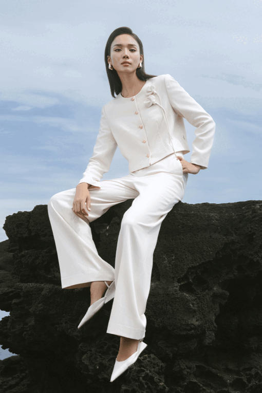 Áo vest cổ tròn 1 hàng cúc đính hoa ngực