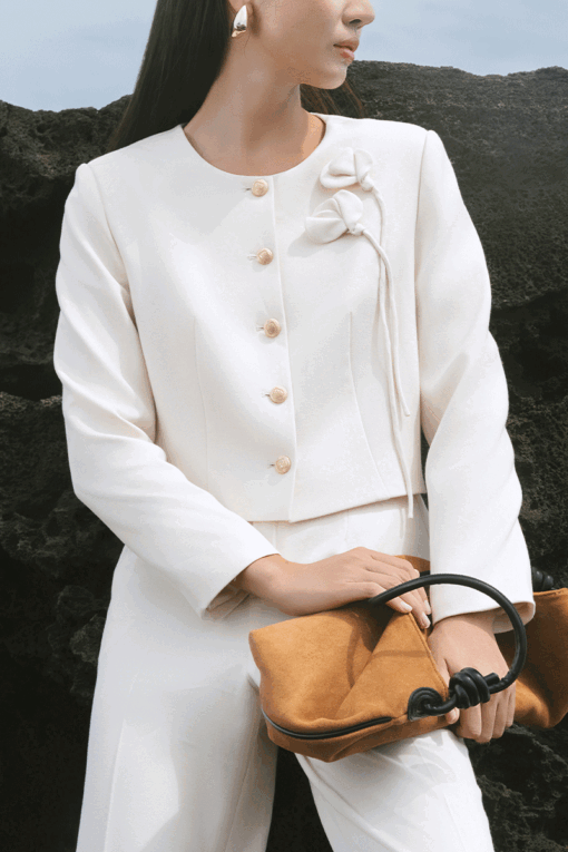 Áo vest cổ tròn 1 hàng cúc đính hoa ngực