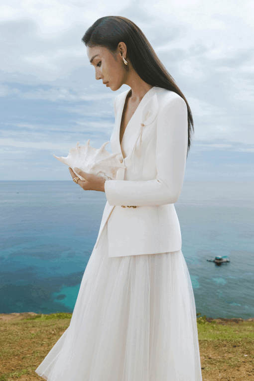 Áo vest dáng ôm nẹp cong ngực cài hoa rum