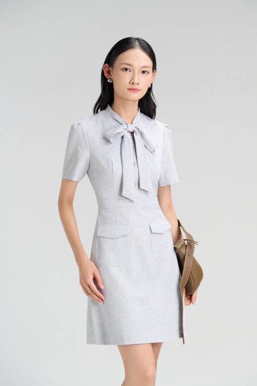 Đầm A cổ buộc nơ, túi ốp có nắp