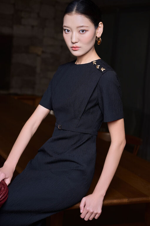 Đầm ôm vai chờm đính cúc trang trí