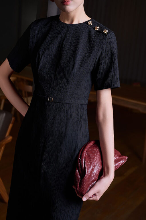 Đầm ôm vai chờm đính cúc trang trí