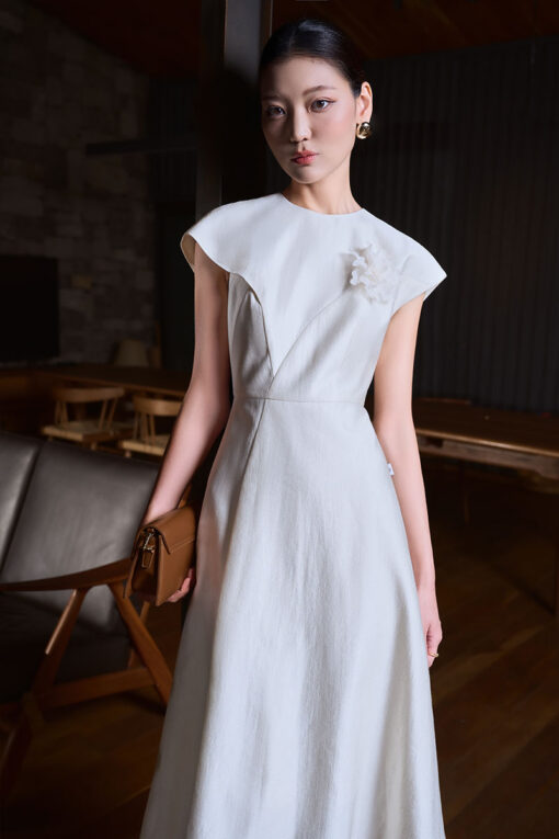 Đầm xòe tay liền thân cài hoa ngực