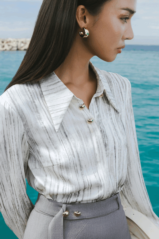 Sơ mi DT hoạ tiết cổ đính cúc trang trí