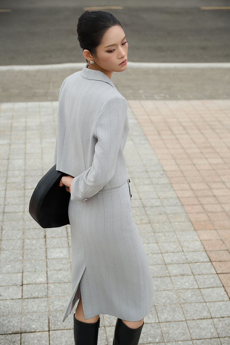 Chân váy suông can bong đính cúc Áo vest croptop diễu cửa tay đính cúc