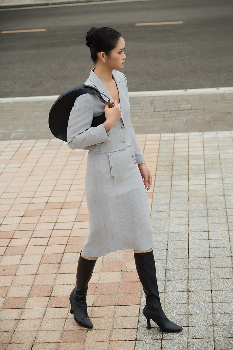 Chân váy suông can bong đính cúc Chân váy suông can bong đính cúc