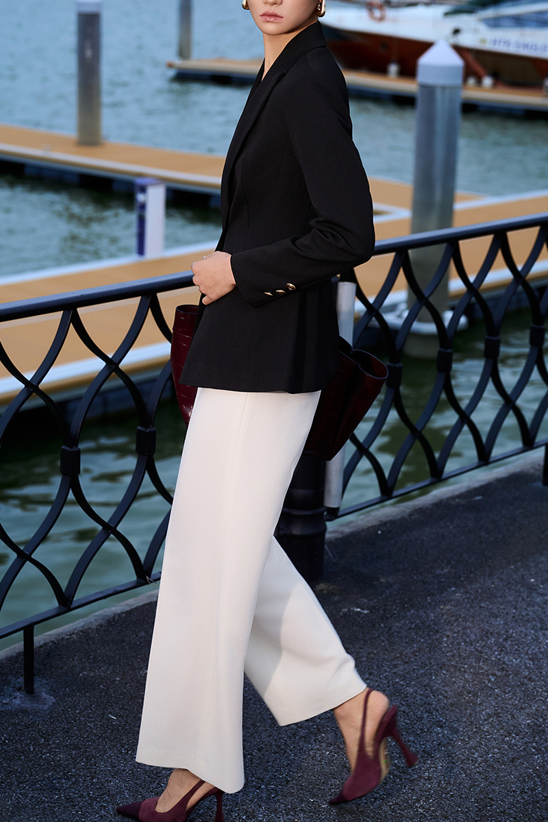 Áo vest ôm 1 cúc vạt chéo xẻ sau Áo vest ôm 1 cúc vạt chéo xẻ sau