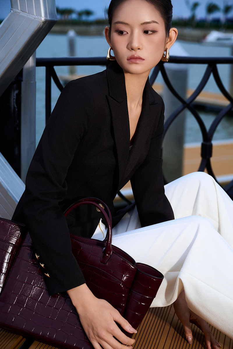 Áo vest ôm 1 cúc vạt chéo xẻ sau Áo vest ôm 1 cúc vạt chéo xẻ sau