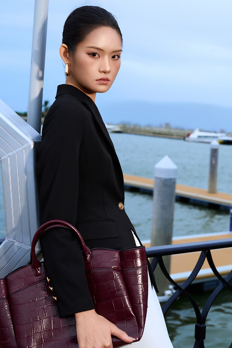 Áo vest ôm 1 cúc vạt chéo xẻ sau Áo vest ôm 1 cúc vạt chéo xẻ sau