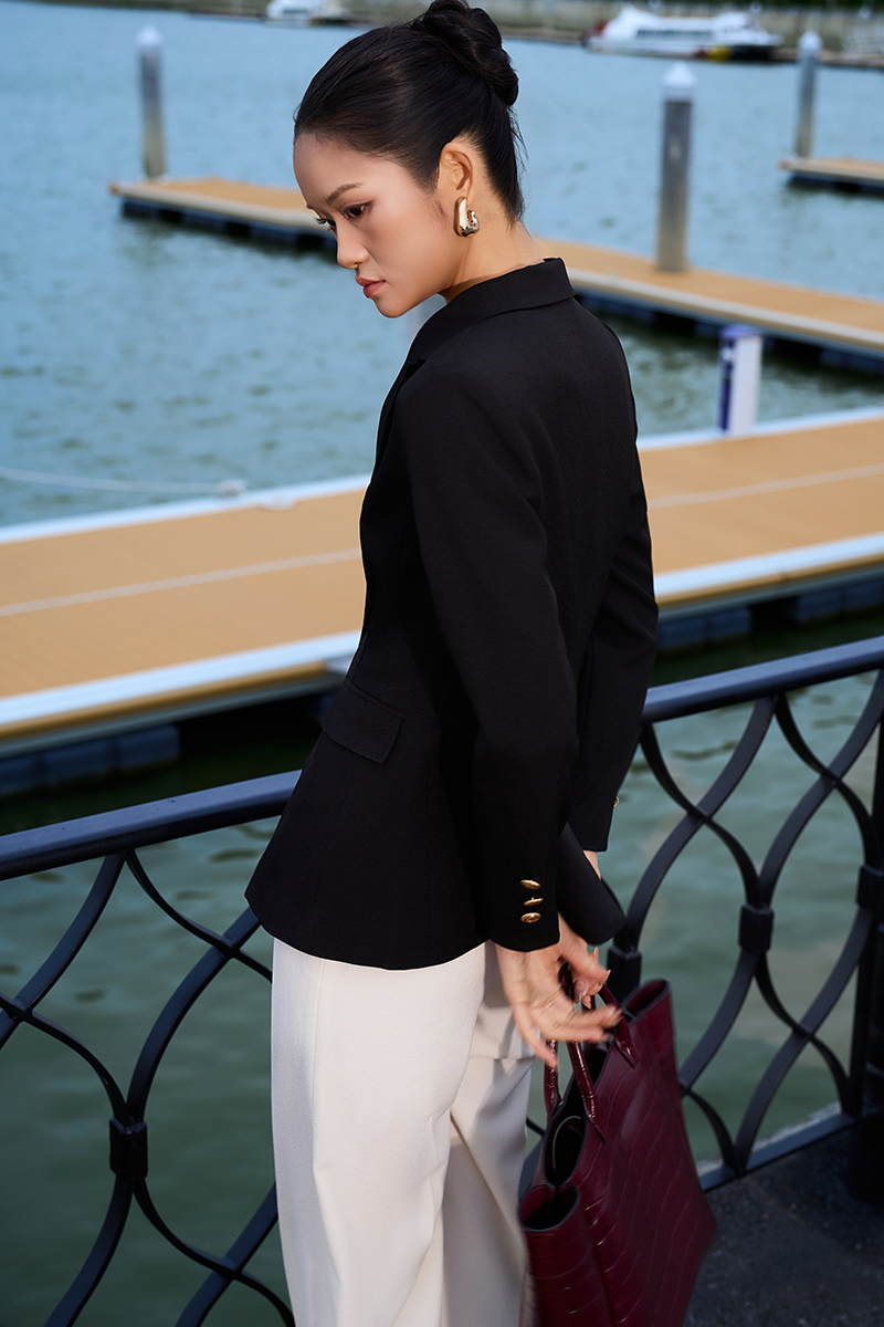 Áo vest ôm 1 cúc vạt chéo xẻ sau Áo vest ôm 1 cúc vạt chéo xẻ sau