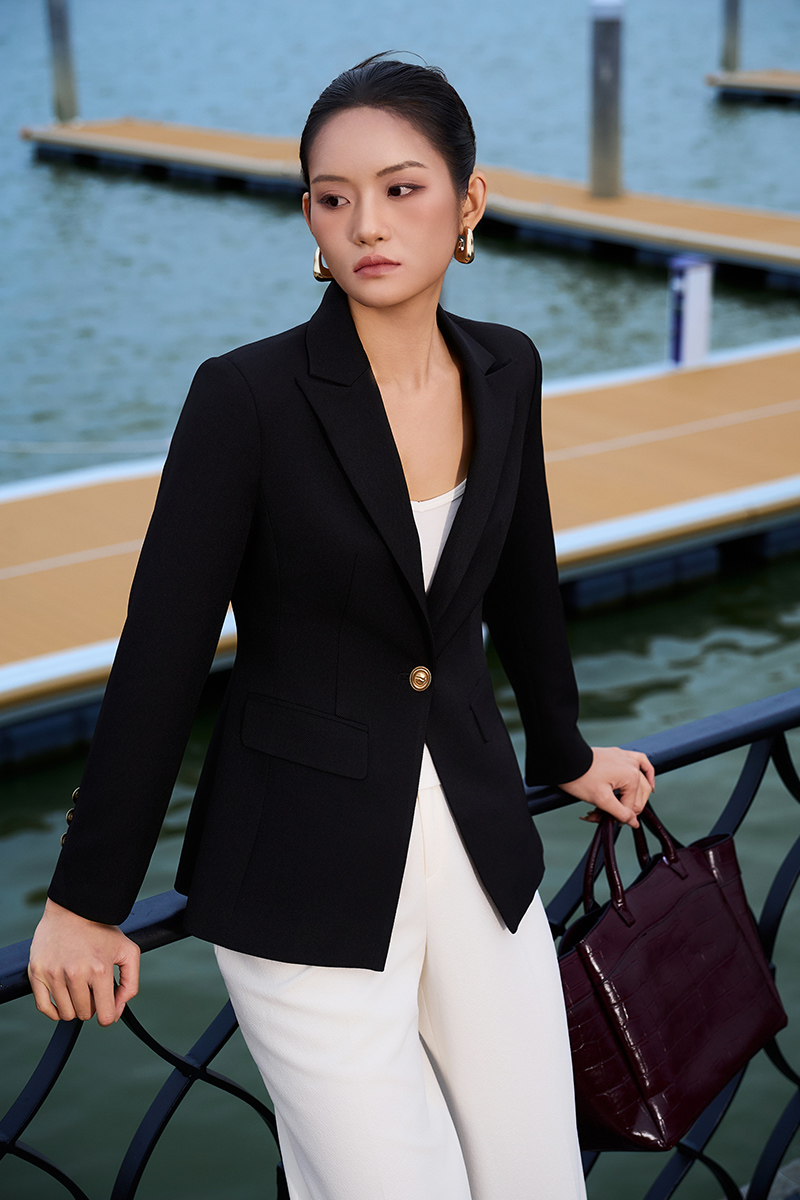 Áo vest ôm 1 cúc vạt chéo xẻ sau Áo vest ôm 1 cúc vạt chéo xẻ sau